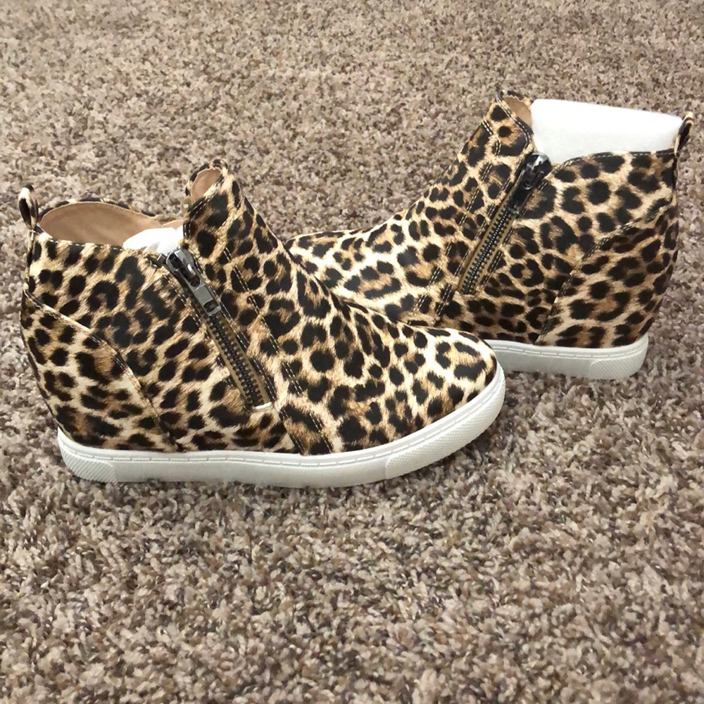 Wedged leopard shoes